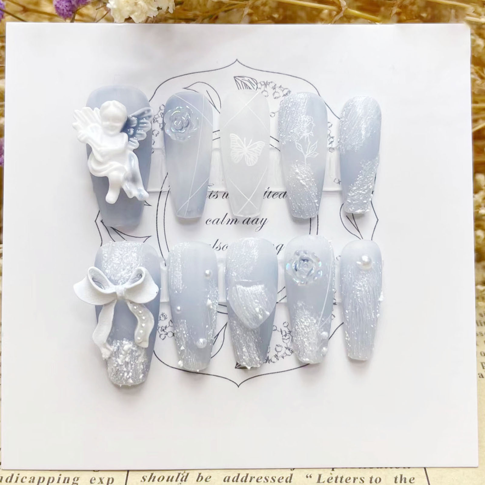 Pressed Flower Art - 3D 石膏天使付け爪光沢のあるヘイズブルー手作りプレス爪ちょう結びフラワーデザインロマンチックな再利用可能なマニキュア