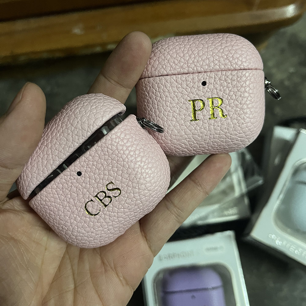 イニシャルをカスタマイズできる、AirPods 1、2、3、 - Monogram Keychain Leather のレビューと価格
